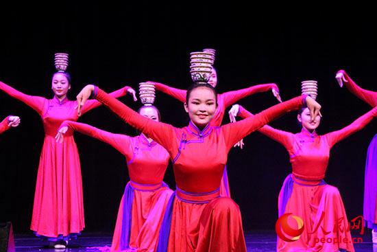 內(nèi)蒙古藝術(shù)學(xué)院舞蹈演員表演的群舞《祝?！防_(kāi)了“草原之聲”演出的帷幕。
